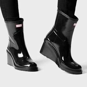 HUNTER ORIGINAL REFINED MID WEDGE GLOSS BOOT BLK